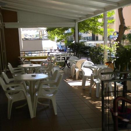 Hotel Nives Rimini Kültér fotó
