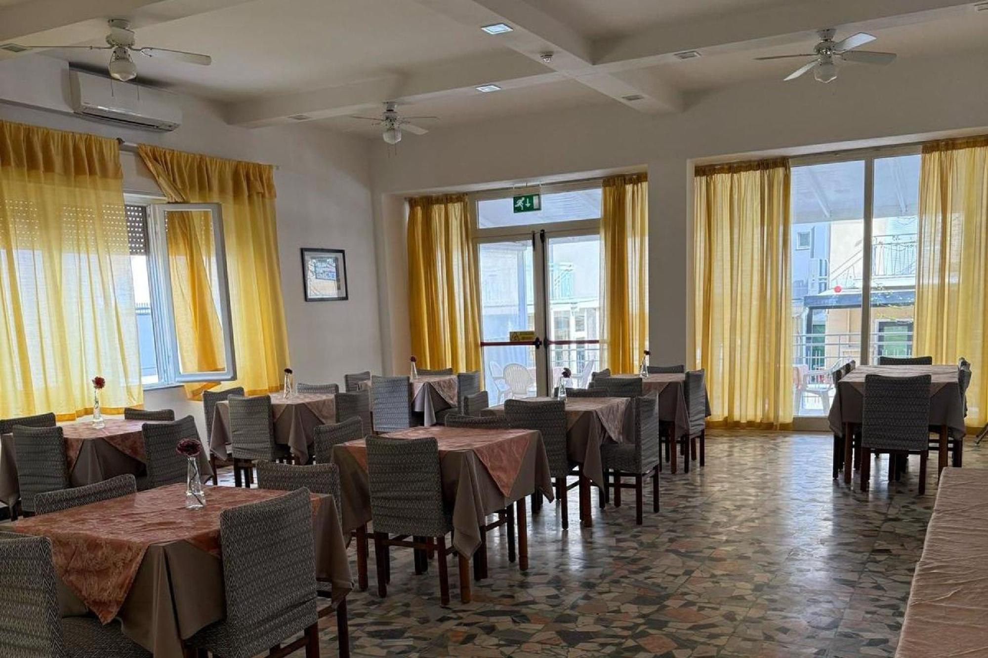 Hotel Nives Rimini Kültér fotó