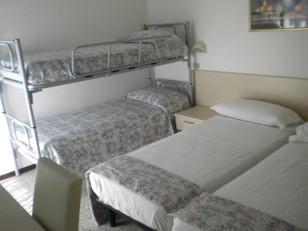 Hotel Nives Rimini Szoba fotó