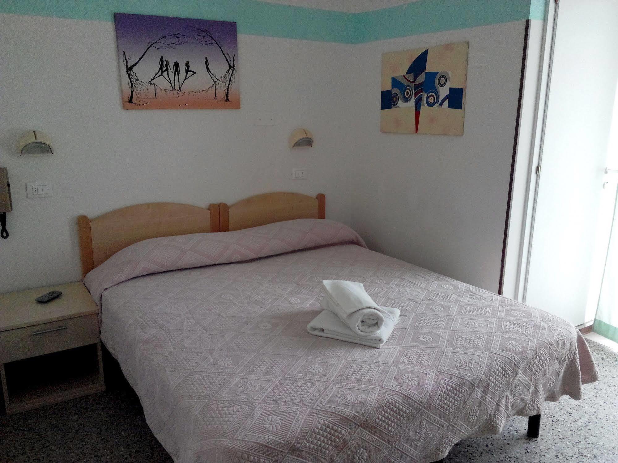Hotel Nives Rimini Kültér fotó