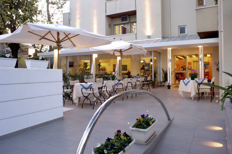 Hotel Nives Rimini Kültér fotó